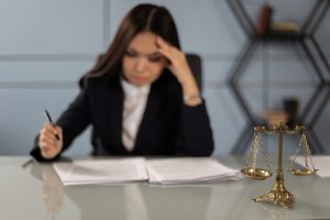 Como escolher um bom advogado para defender minha causa?