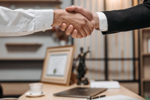 Como fazer para desocupar um imóvel comprado em leilão?