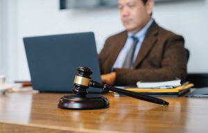 Ganhei a conta por algo que não fiz, devo procurar um advogado trabalhista?