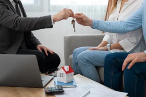 Imagem que ilustra o momento da entrega de chaves de um imóvel, simbolizando o processo de investimento imobiliário entre um corretor e compradores.