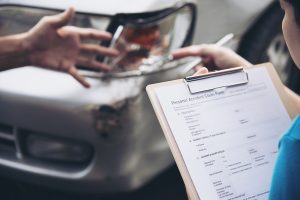 agente-de-seguros-que-trabalha-durante-processo-de-reivindicacao-de-acidente-de-carro-no-local-reclamacao-de-seguro-de-pessoas-e-de-carro