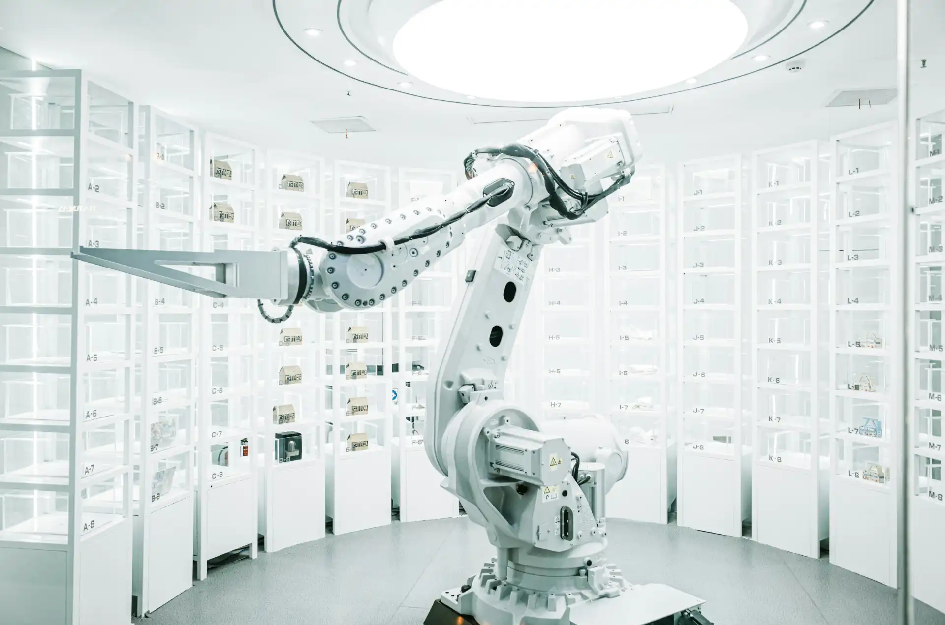 Robótica colaborativa com inteligência artificial em ação no chão de fábrica, mostrando um braço robótico avançado em ambiente moderno de produção.
