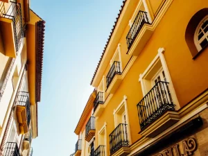 Imagem de prédios residenciais e comerciais destacando diferenças entre aluguel residencial e comercial, abordando aspectos legais e fiscais.