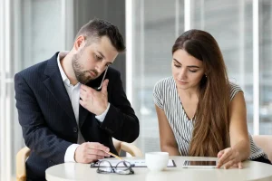 Pessoa negociando dívidas com banco de forma segura, assistida por um especialista em um ambiente moderno de escritório.