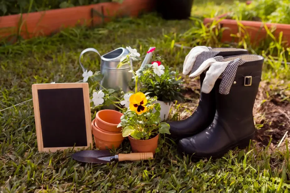 Vasos de barro e plantações de jardim com ferramentas, botas de borracha, e itens de jardinagem em uma área ao ar livre, ideal para organizar o jardim conforme as estações do ano.